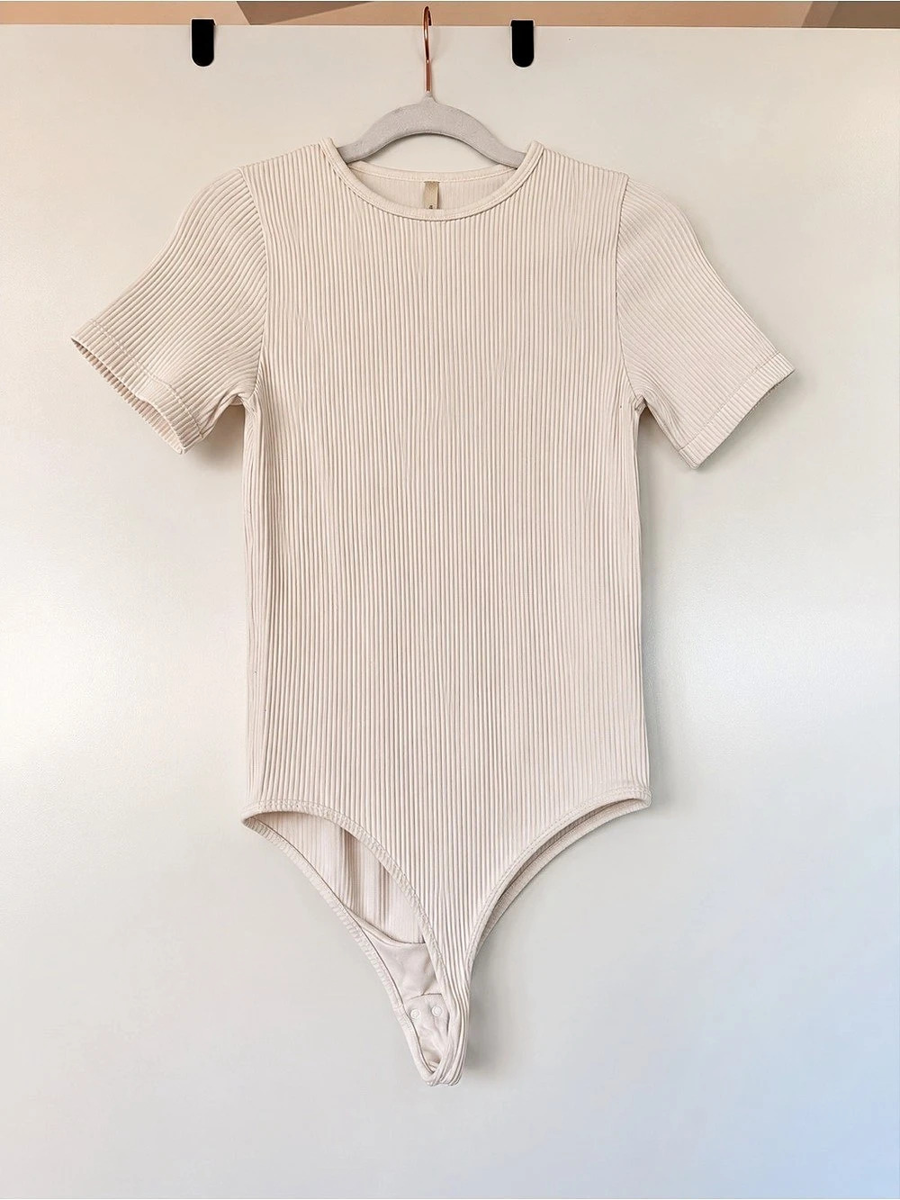 Babaton Original Contour Vivacity Crew Bodysuit Cream